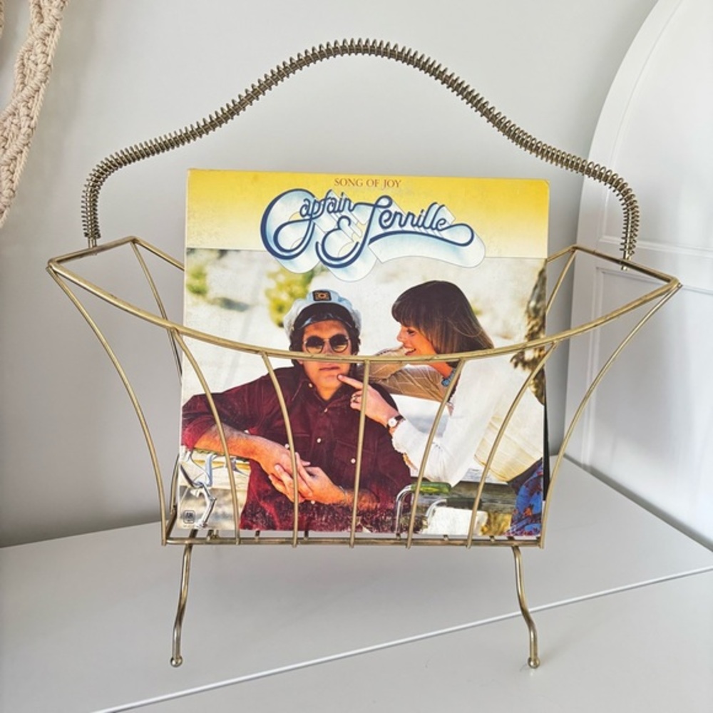Mid-Century Modern (MCM) Atomic style magazine rack gold-toned spiral handle.
